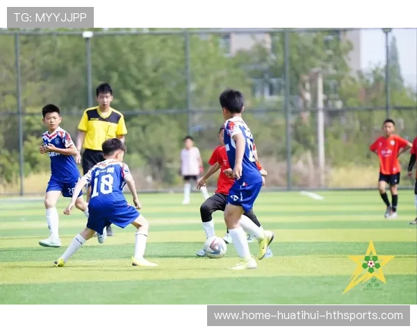 足球对抗中一次肩部护球引发全场轰动 足球对抗中一次肩部护球引发全场轰动