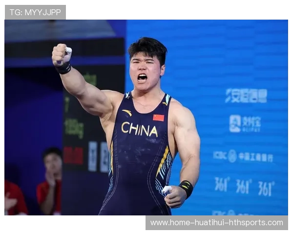 举重选手挺举动作干脆利索