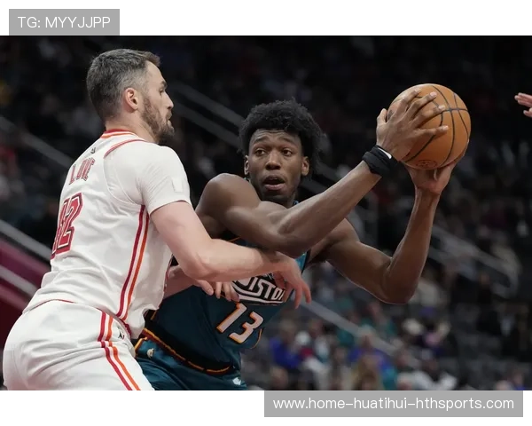 怀斯曼篮下背打命中展现力量优势